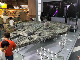Illustration for article titled This Is What a Monstrous 18-Foot Long Millennium Falcon Toy Looks Like